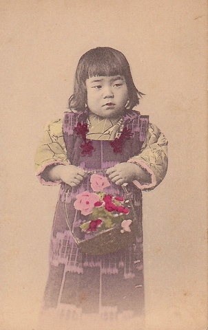 明治・アンティークポストカード　花かごを持つ子供