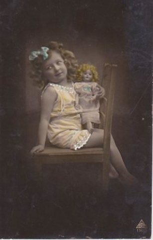 アンティークポストカード『お人形と少女』大正 手彩色 ＜ 紙の蔵