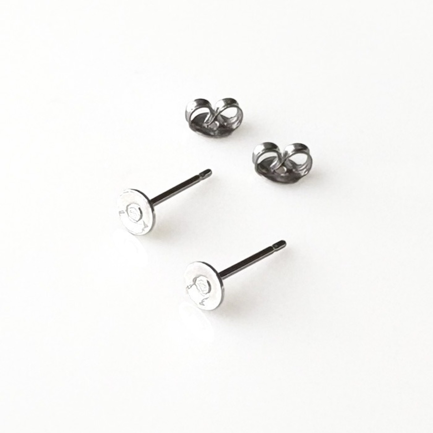 チタンピアス 丸皿4mm 1ペア