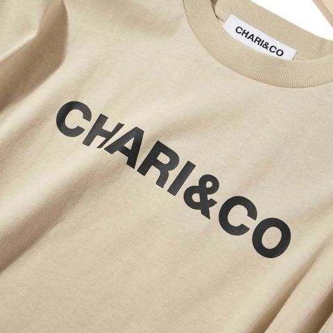 【CHARI＆CO】BOLD LOGO FLAG TEE