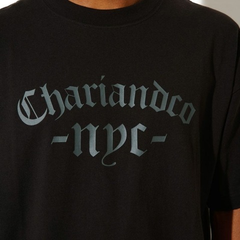 【CHARI＆CO】NEWSPAPER LOGO TEE