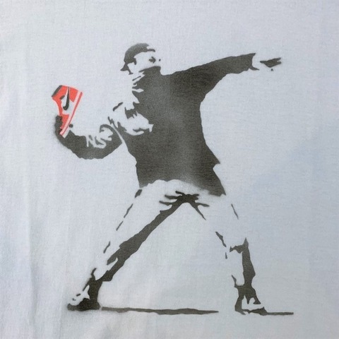 【SALE30％OFF★O.K.】AJ1 feat. Banksy S/S TEE(THROW)