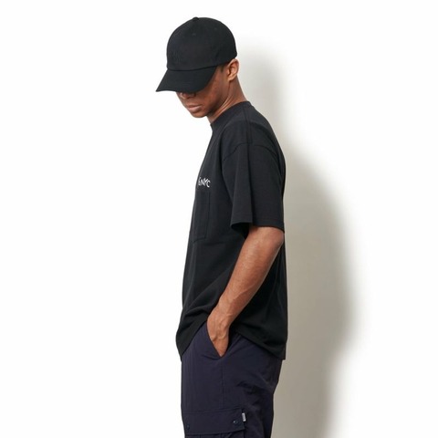 【CHARI＆CO】DANCING LOGO PKT TEE