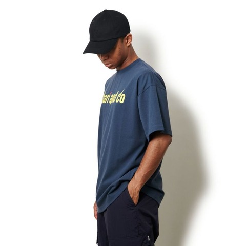 【CHARI＆CO】FLUSHING LOGO TEE