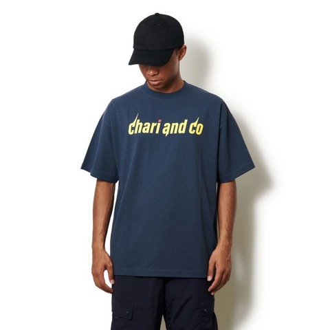 【CHARI＆CO】FLUSHING LOGO TEE