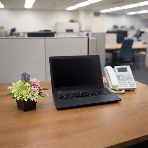 光触媒造花フラワーアレンジの設置イメージ画像（オフィスのデスク）