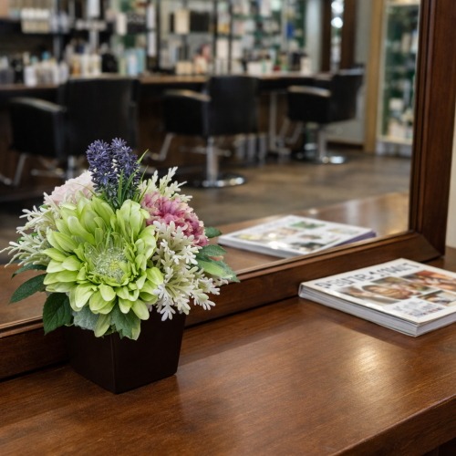 光触媒造花フラワーアレンジの設置イメージ画像（美容室の鏡台）