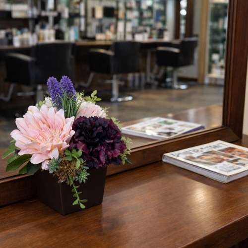 光触媒造花フラワーアレンジの設置イメージ画像（美容室の鏡台）