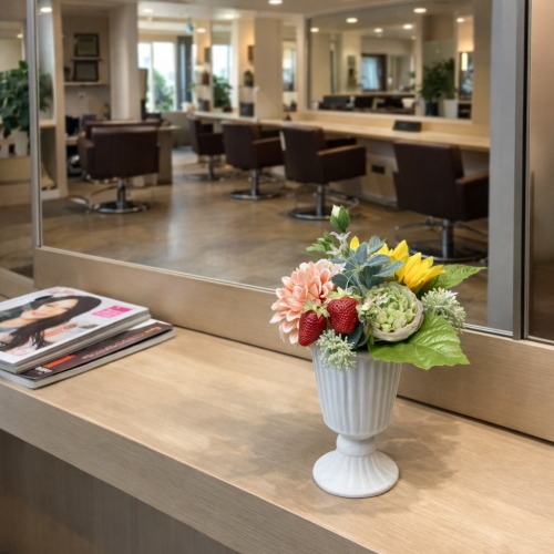 光触媒造花フラワーアレンジの設置イメージ画像（美容室の鏡台）
