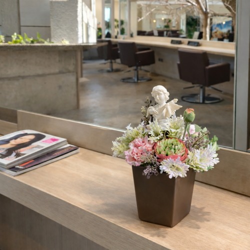 光触媒造花フラワーアレンジの設置イメージ画像（美容室の鏡台）