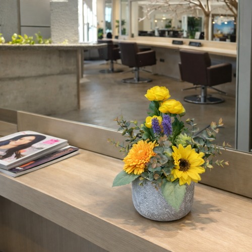 光触媒造花フラワーアレンジの設置イメージ画像（美容室の鏡台）