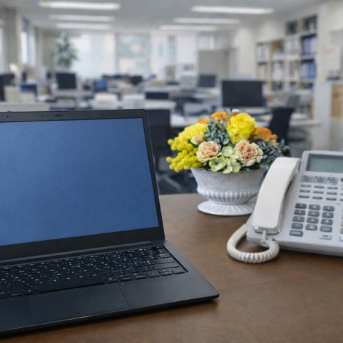 光触媒造花フラワーアレンジの設置イメージ画像（オフィスのデスク）