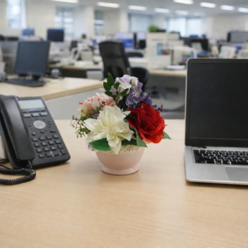光触媒造花フラワーアレンジの設置イメージ画像（オフィスのデスク）