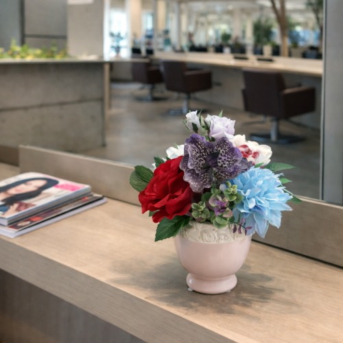 光触媒造花フラワーアレンジの設置イメージ画像（美容室の鏡台）