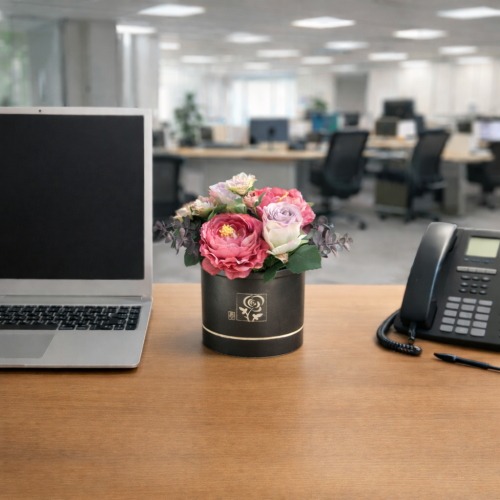 光触媒造花フラワーアレンジの設置イメージ画像（オフィスのデスク）
