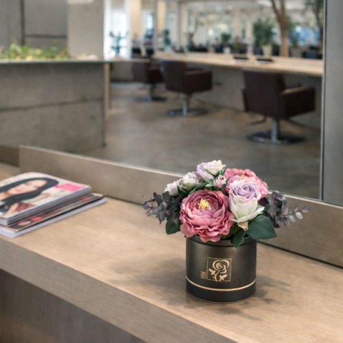 光触媒造花フラワーアレンジの設置イメージ画像（美容室の鏡台）