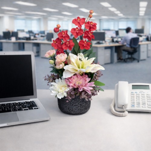 光触媒造花フラワーアレンジの設置イメージ画像（オフィスのデスク）
