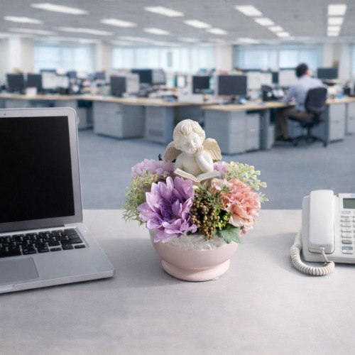 光触媒造花フラワーアレンジの設置イメージ画像（オフィスのデスク）