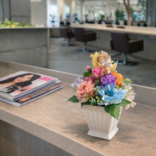 光触媒造花フラワーアレンジの設置イメージ画像（美容室の鏡台）