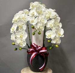 花下へ名札付きの光触媒造花胡蝶蘭(type3)M3本立ち(白)・石柱タイプ花台付きのイメージ画像