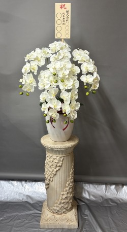 8寸立札付きの光触媒造花胡蝶蘭（type3）M５本立ち（白）・石柱タイプ花台付きのイメージ画像