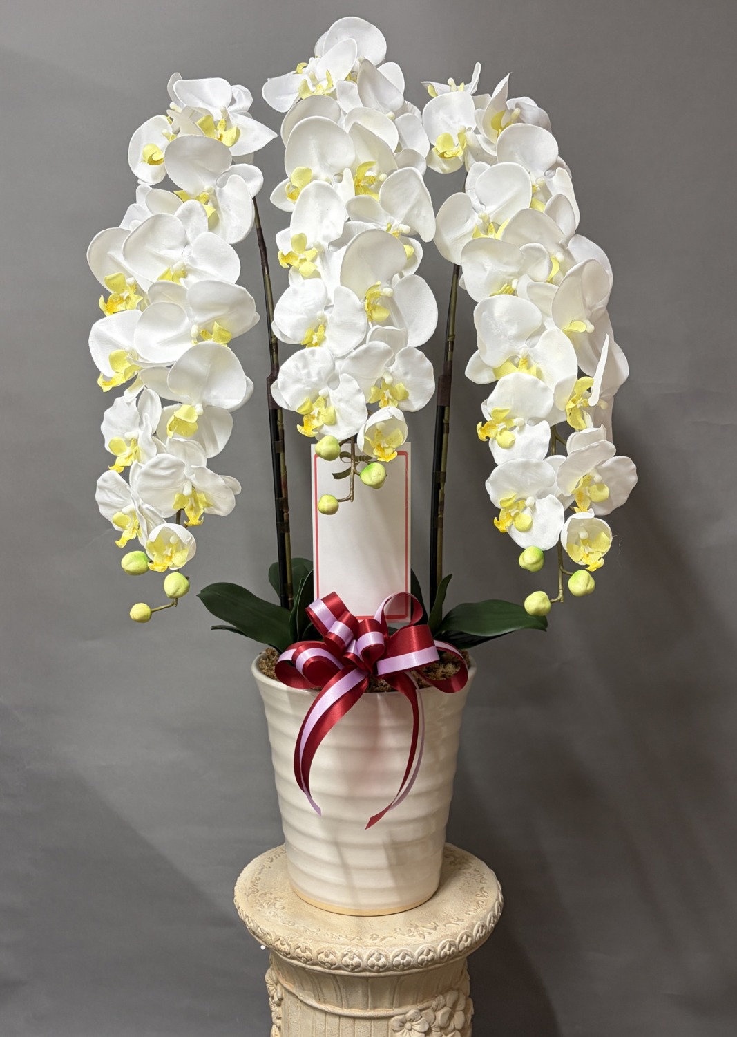 花下へ名札付きの光触媒造花胡蝶蘭type2・ラージ3本立ち・花台sp付のイメージ画像