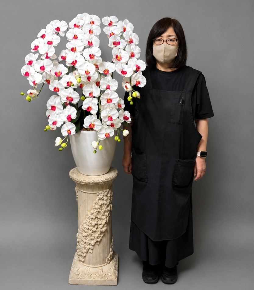 身長158cmのモデルと165cmの光触媒造花胡蝶蘭5本立ち・石柱タイプ花台付き