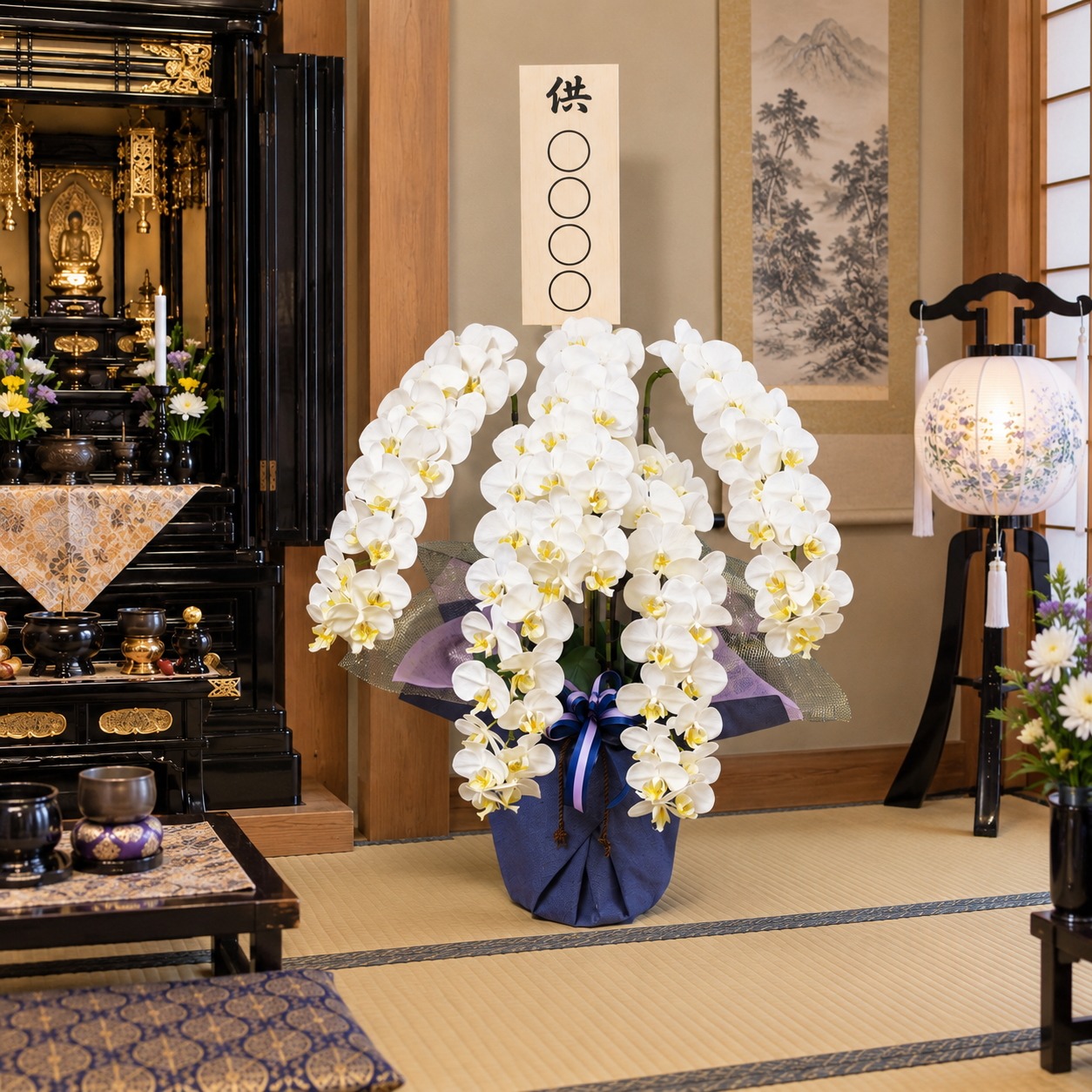 御供え立札を付けた光触媒造花胡蝶蘭type5・ロング5本立ち(白)を仏壇の前に設置したイメージ画像