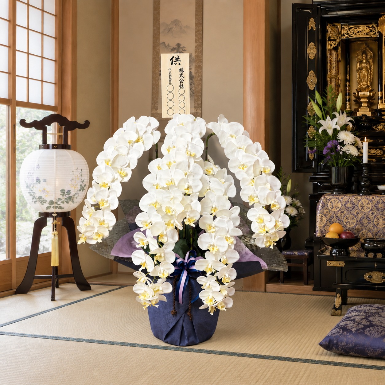御供え8寸立札を付けた光触媒造花胡蝶蘭type5・ロング5本立ち(白)を仏壇の前に設置したイメージ画像