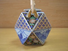波佐見焼　林九郎窯　金襴手山水酒瓶