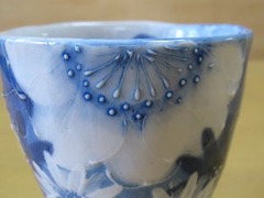 瀬戸焼　工房ゆずりは　藍彩白花絵陶カップ