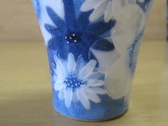 瀬戸焼　工房ゆずりは　藍彩白花絵陶カップ