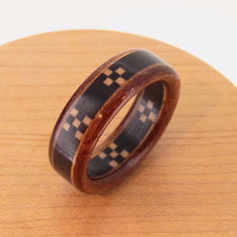 黒ベースの落ち着いた人気の配色！沖縄ミンサー織りの木の指輪 Bタイプ